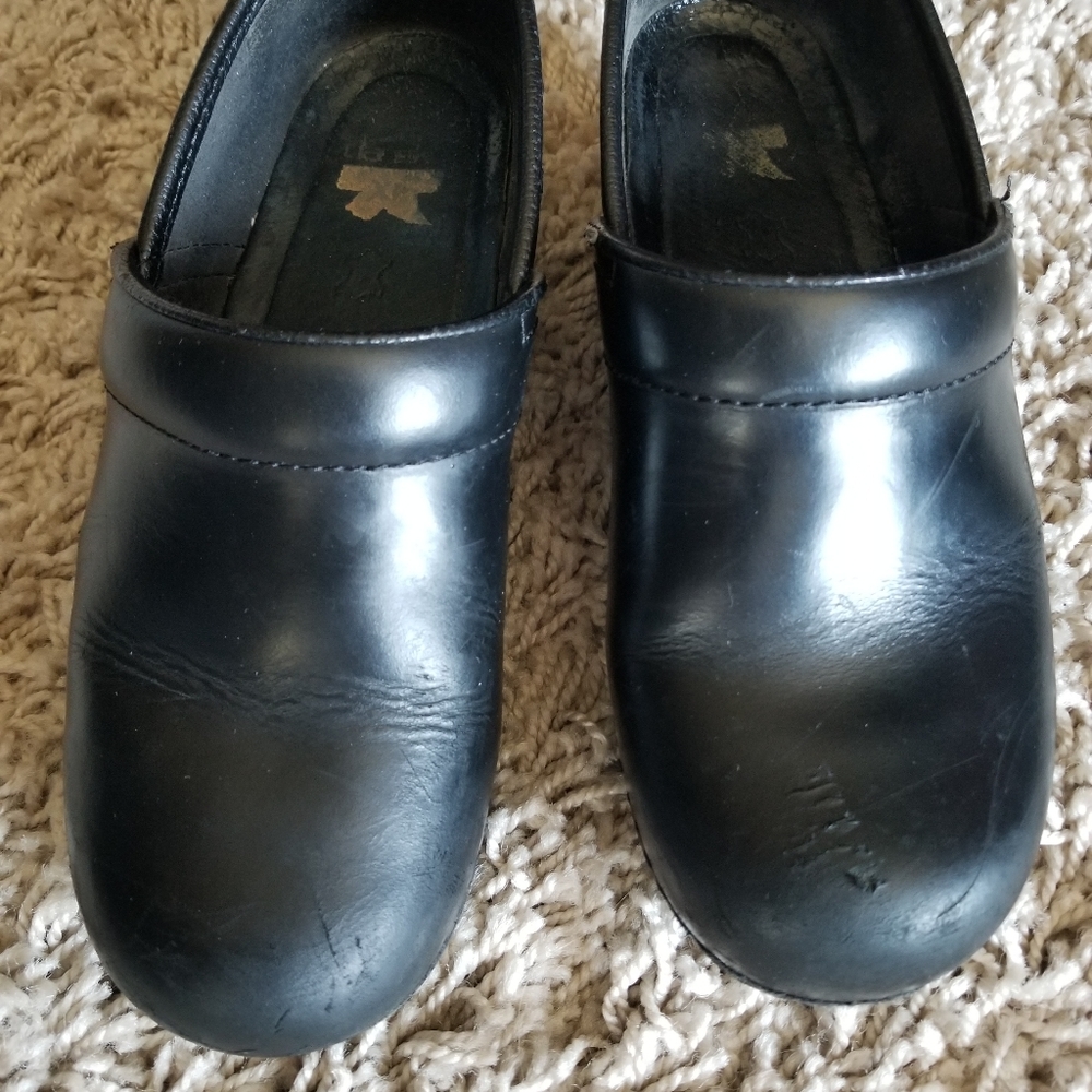 Dansko women's eur 38 black clogs